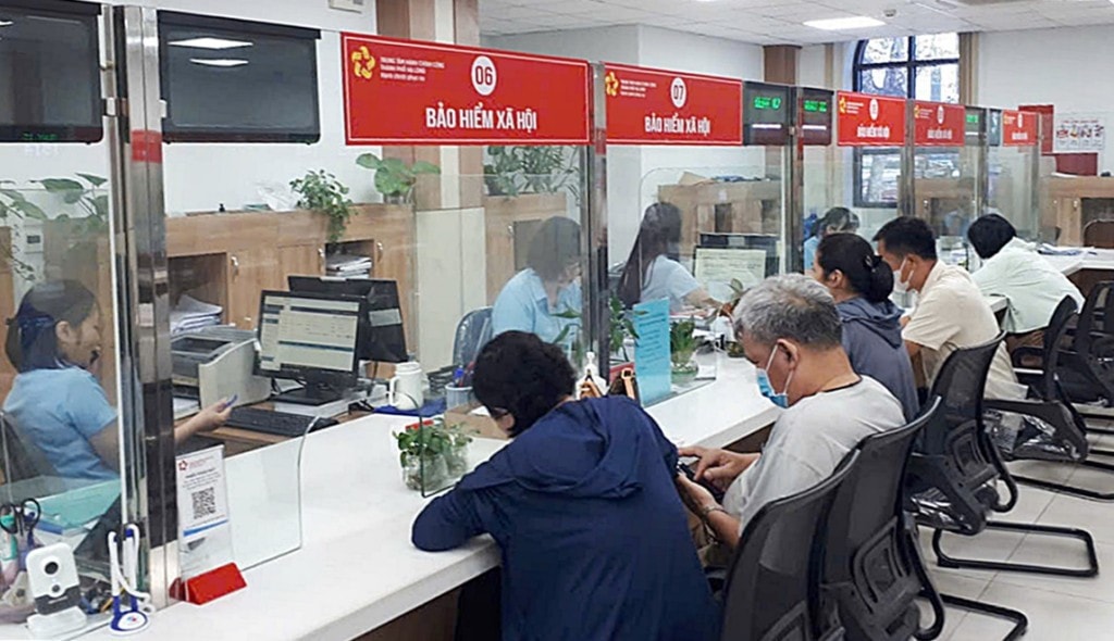 2264849-trung-tam-hanh-chinh-cong-tp-ha-long-giai-quyet-thu-tuc-cho-nguoi-dan-lien-quan-chinh-sach-bhxh-bhyt-08511504.jpg