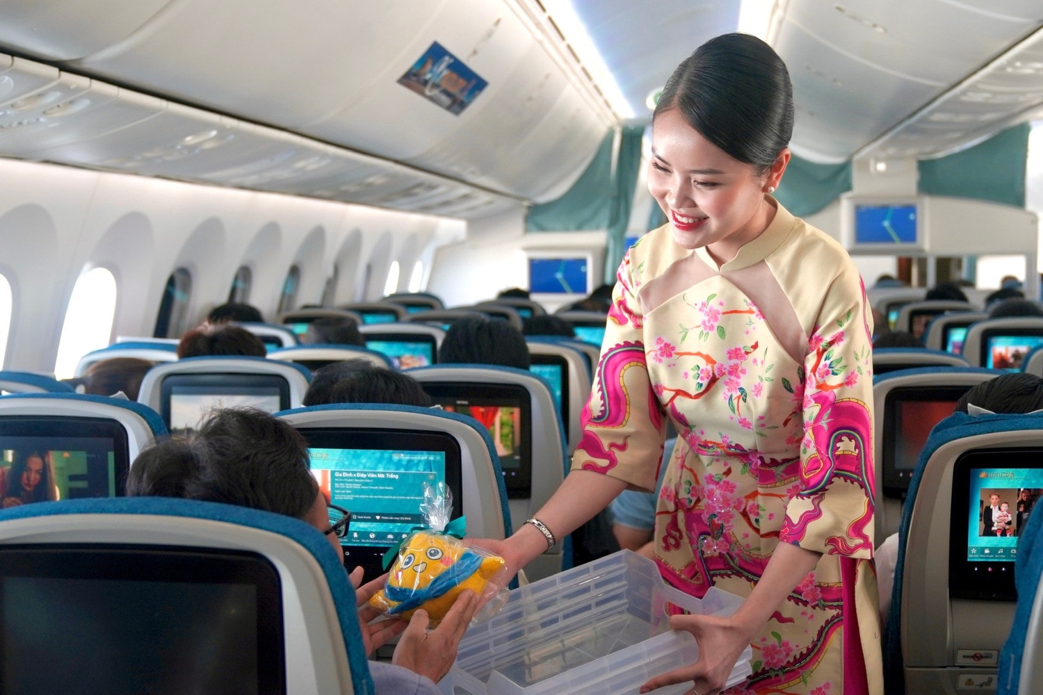 vietnam-airlines-tang-hanh-khach-nhung-mon-qua-luu-niem-tren-nhung-chuyen-bay-tet-anh-vna.jpg