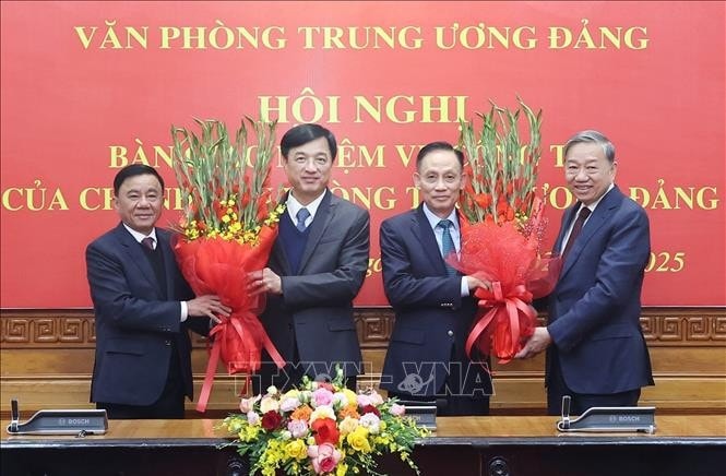 Tổng Bí thư Tô Lâm và Thường trực Ban Bí thư Trần Cẩm Tú tặng hoa chúc mừng đồng chí Nguyễn Duy Ngọc, Uỷ viên Bộ Chính trị, Bí thư Trung ương Đảng, Chủ nhiệm Ủy ban Kiểm tra Trung ương, nguyên Chánh Văn phòng Trung ương Đảng và đồng chí Lê Hoài Trung, Bí thư Trung ương Đảng, Chánh Văn phòng Trung ương Đảng. Ảnh: Thống Nhất/TTXVN