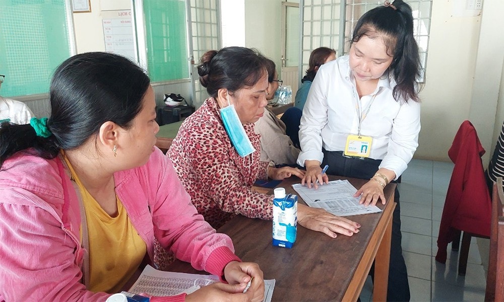 Kịp thời hỗ trợ, giải quyết chế độ bảo hiểm cho người dân trên địa bàn tỉnh Bến Tre. Ảnh: BH
