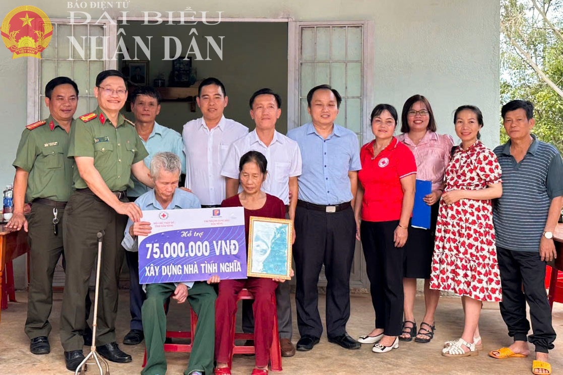 Công an tỉnh Đắk Nông trao tặng nhà tình nghĩa cho hộ gia đình có hoàn cảnh khó khăn
