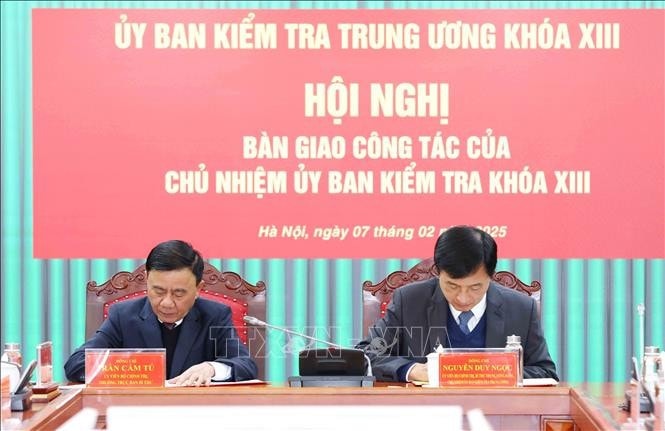 Đồng chí Trần Cẩm Tú, Ủy viên Bộ Chính trị, Thường trực Ban Bí thư, nguyên Chủ nhiệm Ủy ban Kiểm tra Trung ương và đồng chí Nguyễn Duy Ngọc, Ủy viên Bộ Chính trị, Bí thư Trung ương Đảng, Chủ nhiệm Ủy ban Kiểm tra Trung ương ký biên bản bàn giao công tác. Ảnh: Phương Hoa/TTXVN