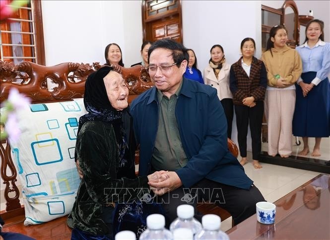 Thủ tướng Phạm Minh Chính thăm Mẹ Việt Nam anh hùng Nguyễn Thị Thoại ở Núi Thành. Ảnh: Dương Giang/TTXVN