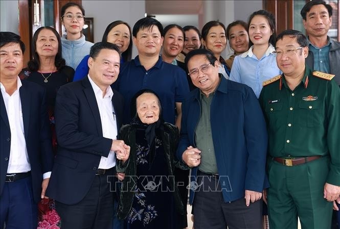 Thủ tướng Phạm Minh Chính thăm Mẹ Việt Nam anh hùng Nguyễn Thị Thoại ở Núi Thành. Ảnh: Dương Giang/TTXVN