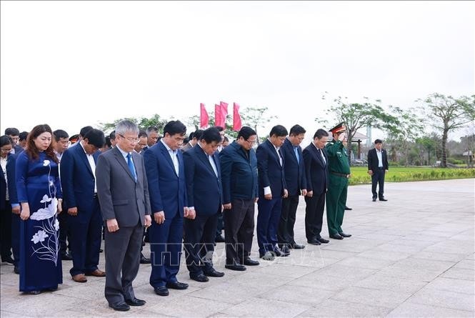 Thủ tướng Phạm Minh Chính và các đại biểu tưởng niệm tại Tượng đài Mẹ Việt Nam anh hùng. Ảnh: Dương Giang/TTXVN
