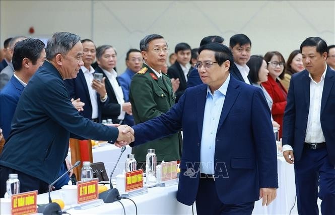 Thủ tướng Phạm Minh Chính với lãnh đạo tỉnh Quảng Nam. Ảnh: Dương Giang/TTXVN