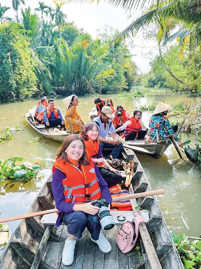 Du khách tham quan, trải nghiệm kênh rạch ở Cần Thơ