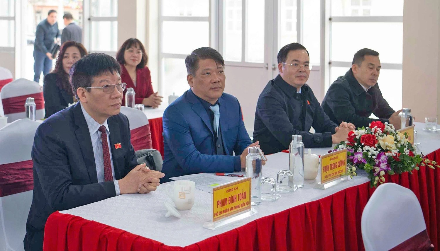 Các đại biểu tham dự buổi trao quà