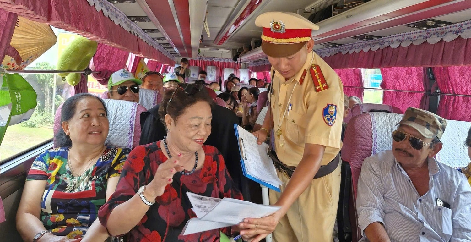 Lực lượng CSGT Đắk Nông tăng cường tuyên truyền cho người dân về Nghị định 168. Ảnh: Thu Hường