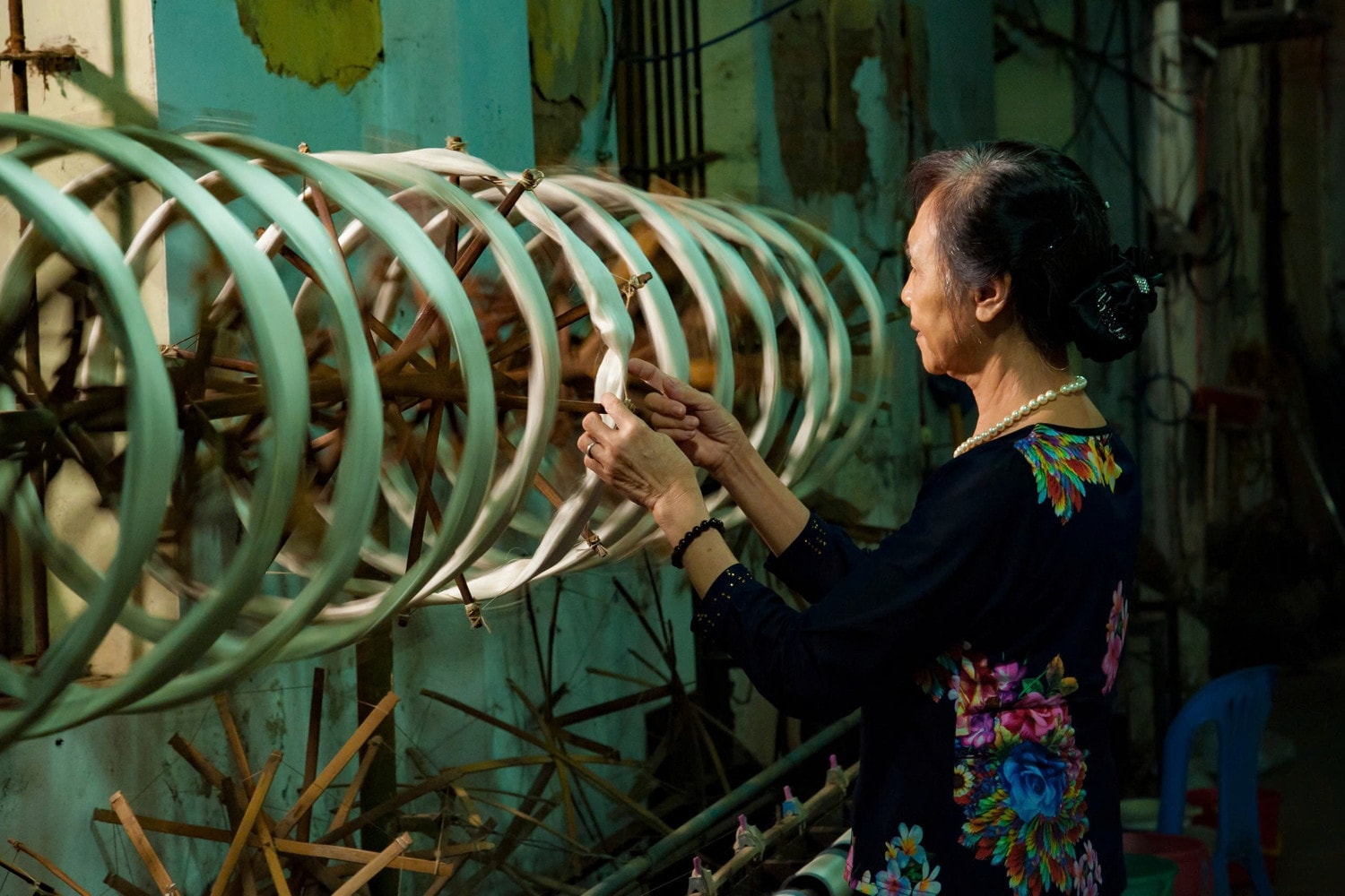 Công đoạn dệt lụa ở làng Vạn Phúc. Ảnh: Việt Long