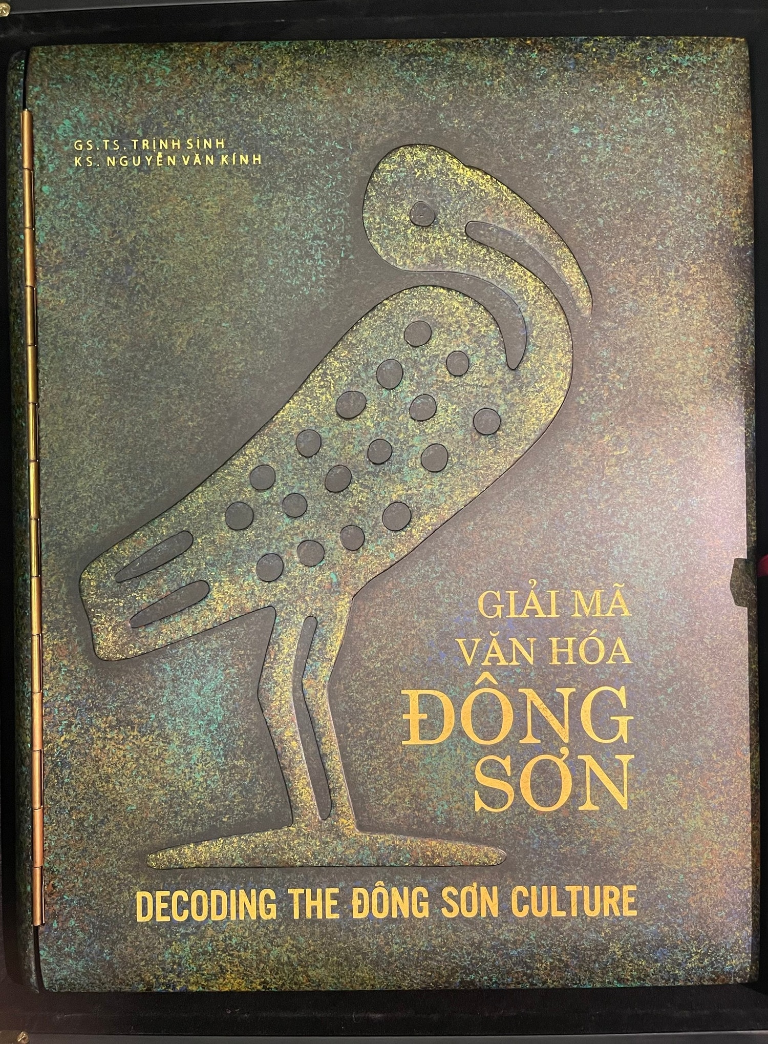 Cuốn sách "Giải mã văn hóa Đông Sơn" dày 568 trang