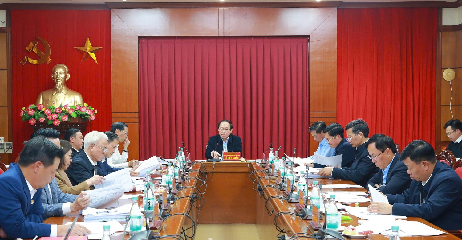 Ban Thường vụ Thành ủy Hải Phòng nghe báo cáo, cho ý kiến về một số nội dung, trong đó có nhiệm vụ, giải pháp thực hiện mục tiêu tăng trưởng kinh tế năm 2025. Ảnh: D. Thính