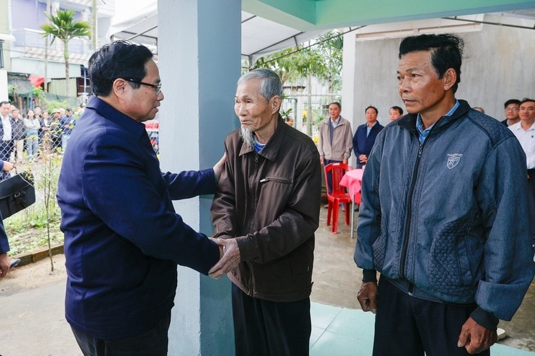 Thủ tướng Phạm Minh Chính thăm hộ gia đình ông Trần Trung Kiên, tại xã Đức Chánh, huyện Mộ Đức, tỉnh Quảng Ngãi - hộ gia đình vừa có căn nhà được sửa chữa khang trang, sạch đẹp. Ảnh: VGP/Nhật Bắc