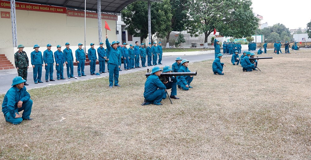 Huấn luyện kiến thức quốc phòng, quân sự cho dân quân tự vệ. Ảnh: Trung Anh