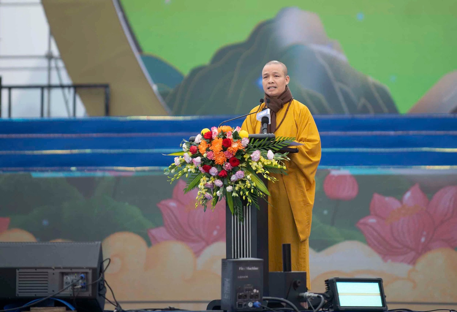Hòa thượng Thích Thanh Nhiễu trình bày thông điệp khai hội