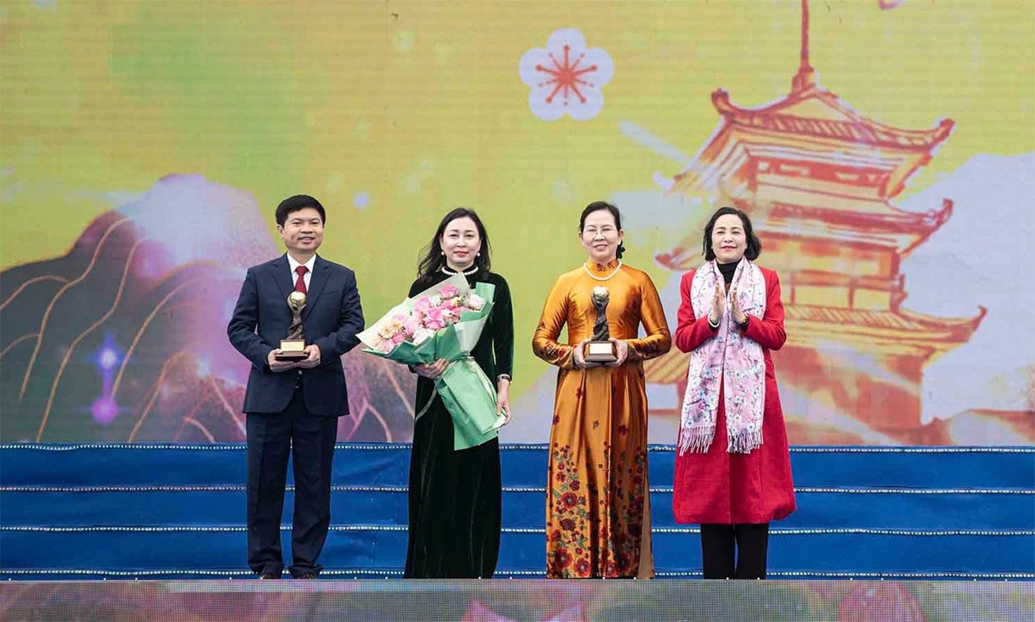 Phó Chủ tịch Quốc hội Nguyễn Thị Thanh trao giải thưởng “Hà Nam - Điểm đến du lịch mới nổi hàng đầu châu Á” và “Thành tựu đặc biệt” năm 2024 của Tổ chức Giải thưởng Du lịch thế giới cho Hà Nam