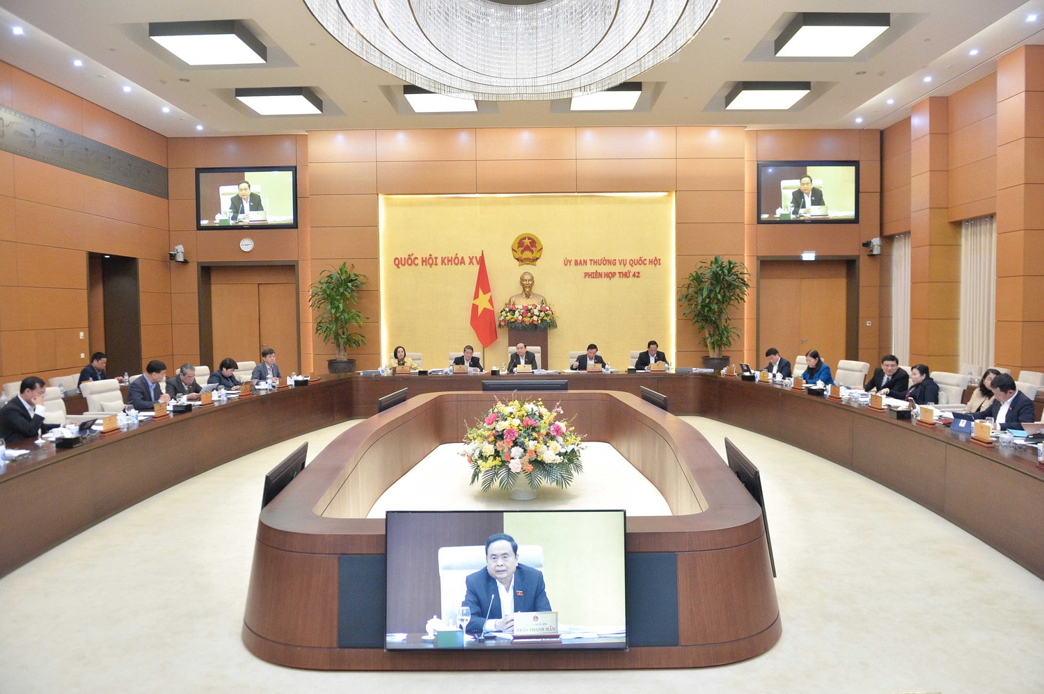 toan-canh-phien-hop-thu-42-cua-ubtvqh.jpg