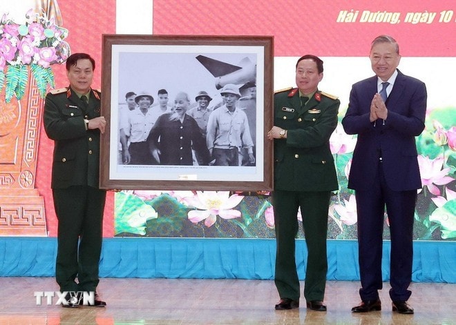 Tổng Bí thư Tô Lâm tặng bức ảnh Bác Hồ với bộ đội tên lửa cho Lữ đoàn tên lửa 490. Ảnh: Thống Nhất/TTXVN