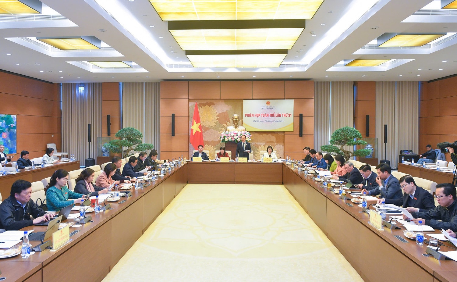 Quang cảnh phiên họp