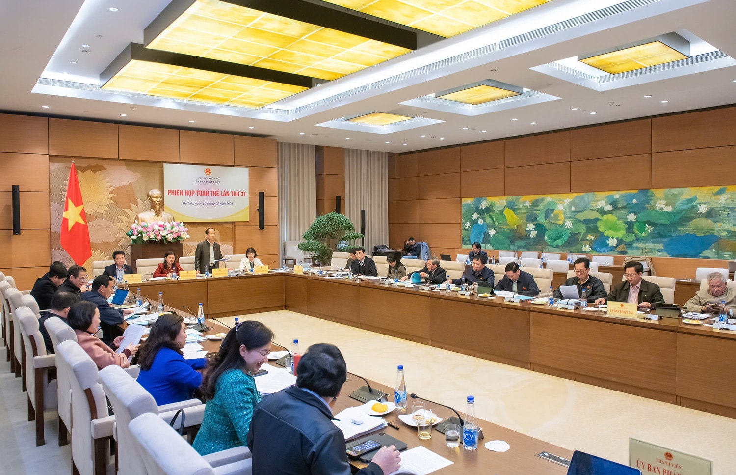 Quang cảnh phiên họp