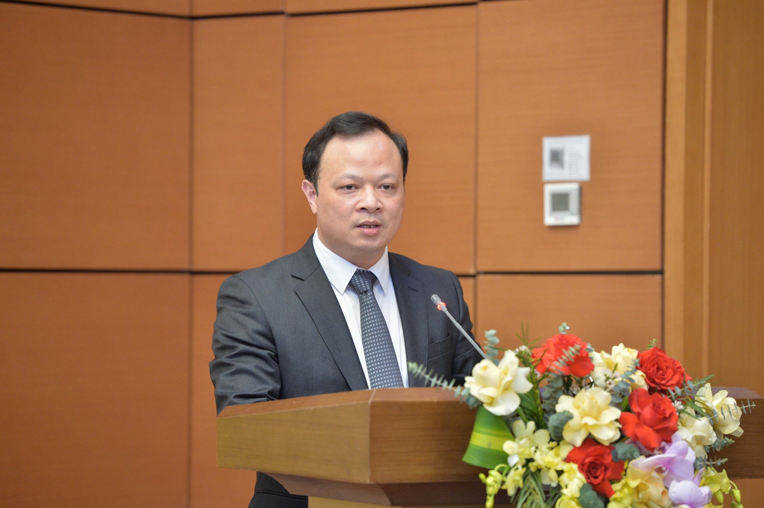 Chánh Văn phòng Đảng ủy Quốc hội Bùi Thế Cử phát biểu. Ảnh: Hồ Long