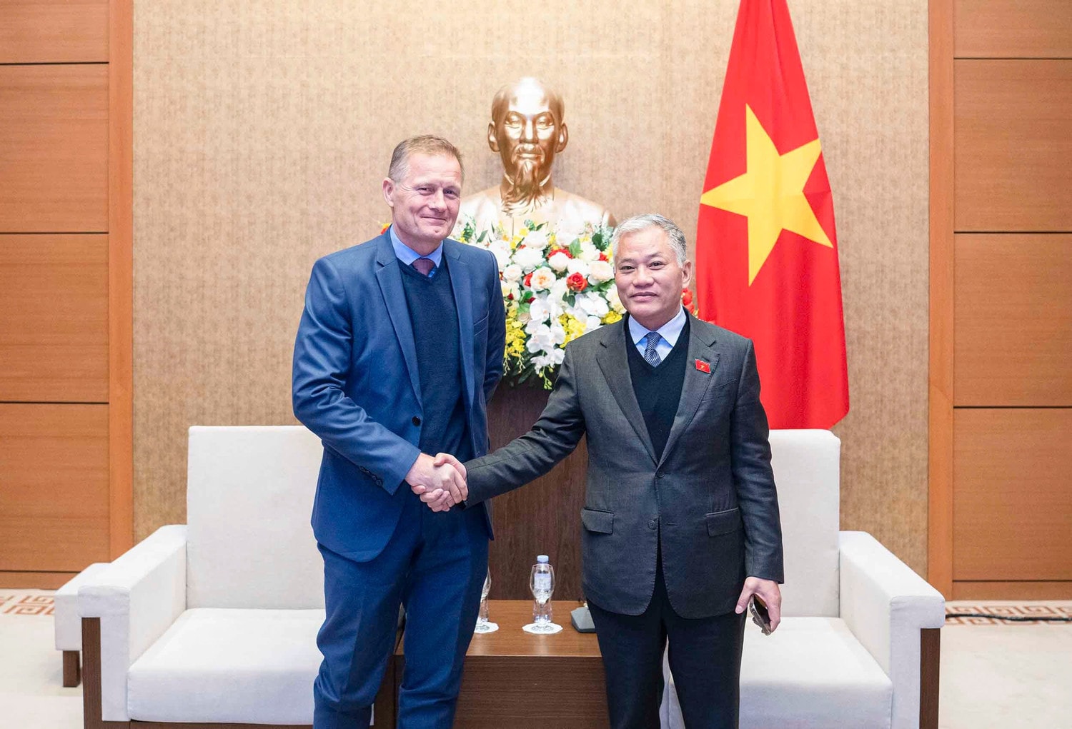 Phó Chủ nhiệm Ủy ban Đối ngoại Đôn Tuấn Phong (phải) bắt tay Đại sứ Đan Mạch tại Việt Nam Nicolai Prytz (trái)