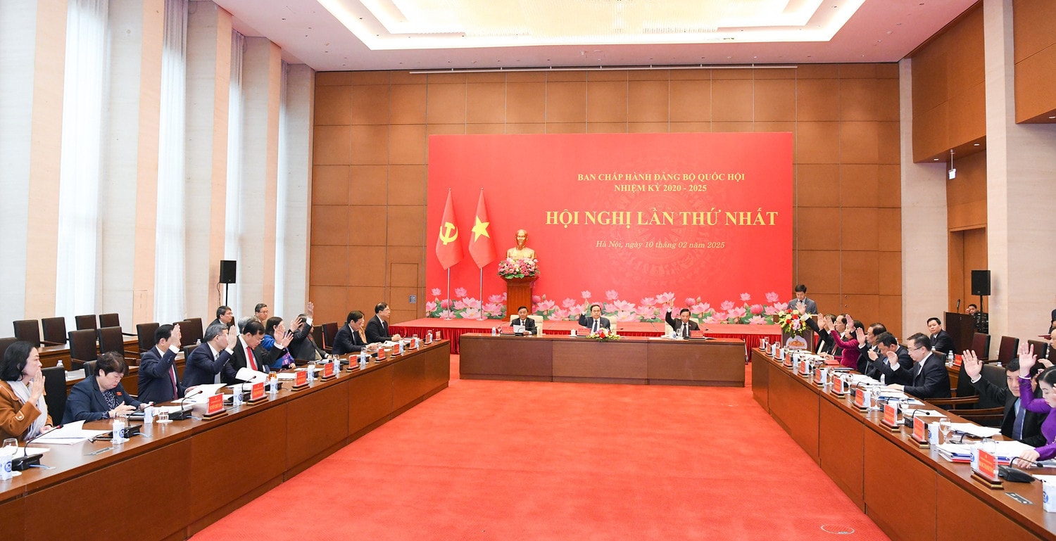 Ban Chấp hành Đảng bộ Quốc hội nhiệm kỳ 2020 - 2025 biểu quyết thông qua chương trình Hội nghị. Ảnh: Lâm Hiển