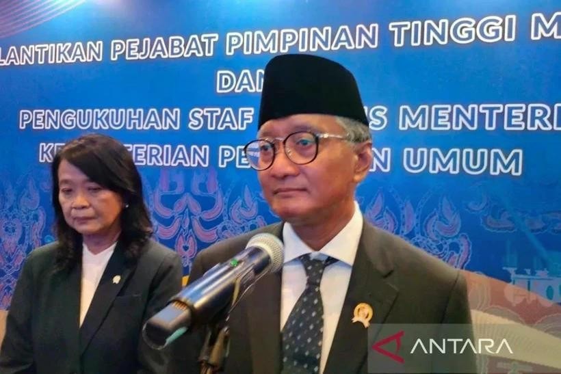 Bộ trưởng Bộ Công chính Indonesia Dody Hanggodo (phải) trong một tuyên bố báo chí tại Jakarta vào ngày 20.1. (Ảnh: ANTARA)