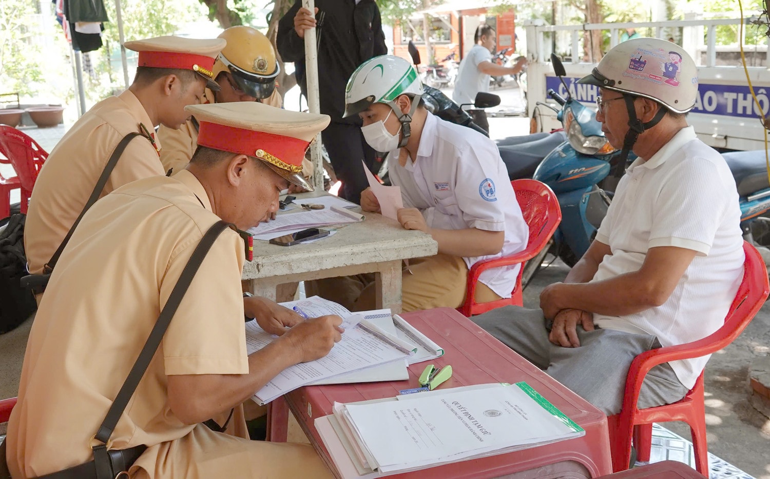 Trong năm qua, lực lượng Cảnh sát giao thông tỉnh Bình Thuận lập biên bản xử lý 1.164 trường hợp vi phạm liên quan đến học sinh