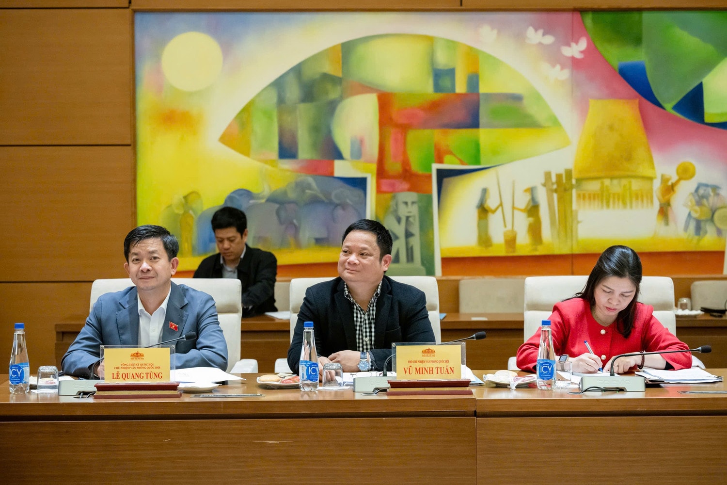 Tổng Thư ký Quốc hội, Chủ nhiệm Văn phòng Quốc hội Lê Quang Tùng; Phó Chủ nhiệm Văn phòng Quốc hội Vũ Minh Tuấn và các đại biểu tham dự Phiên họp
