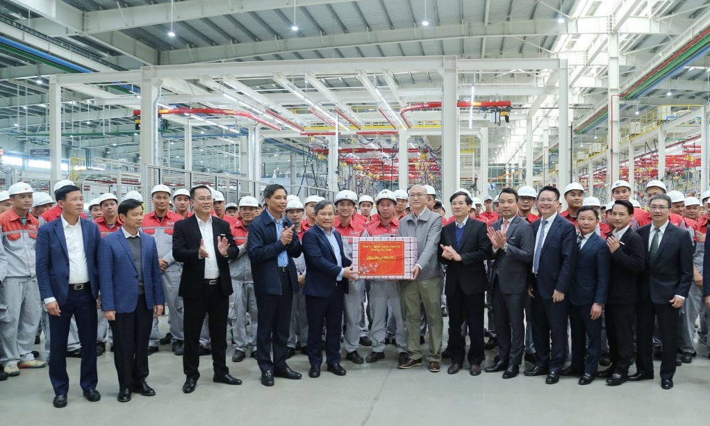 Bí thư Tỉnh ủy Quảng Ninh Vũ Đại Thắng thăm, tặng quà động viên cán bộ, công nhân Nhà máy ô tô Thành Công (KCN Việt Hưng, TP. Hạ Long). Ảnh: Q.M.G