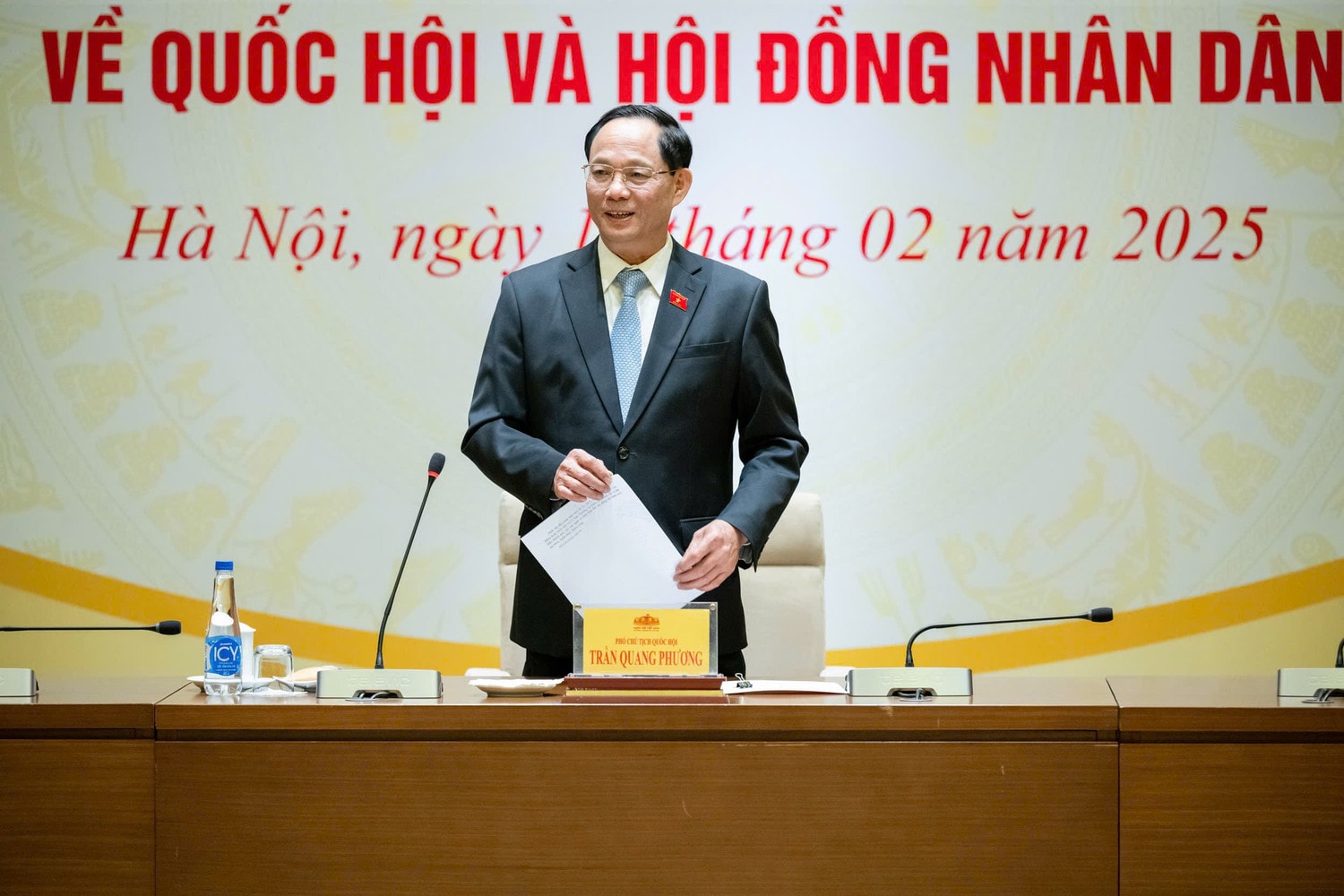 Phó Chủ tịch Quốc hội, Thượng tướng Trần Quang Phương phát biểu tại phiên họp