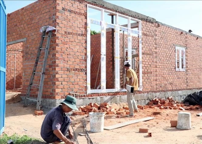 Workers build a house for a poor family in Thuan Nam district, Ninh Thuan province. (Photo: VNA) ninh-thuan-100225-1.png