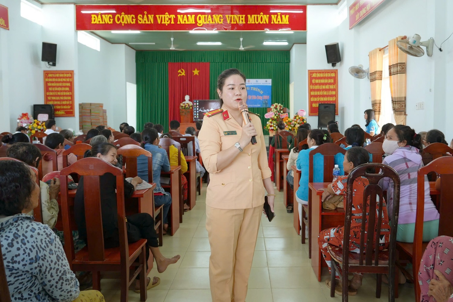 Cảnh sát giao thông tuyên truyền nâng cao nhận thức chấp hành luật giao thông cho các bậc phụ huynh