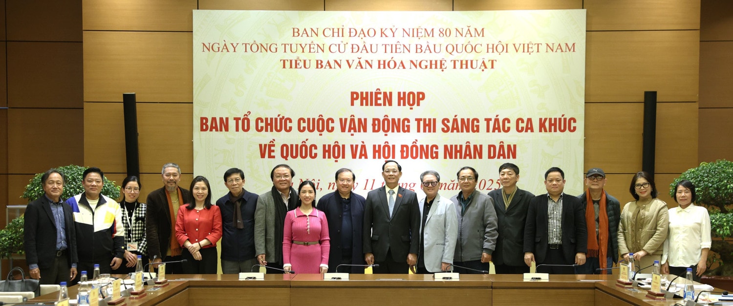 Phó Chủ tịch Quốc hội, Thượng tướng Trần Quang Phương với các đại biểu tham dự phiên họp