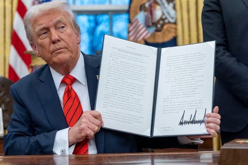 Tổng thống Mỹ Donald Trump cầm sắc lệnh nâng thuế nhôm, thép ngày 10.2. Ảnh: AP