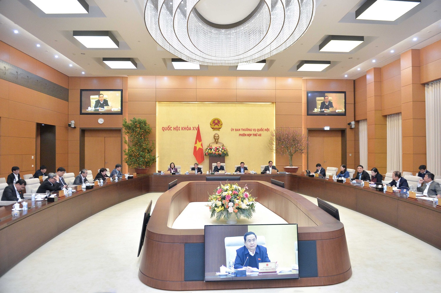Phiên họp thứ 42 của Ủy ban Thường vụ Quốc hội tập trung xem xét, cho ý kiến vào các dự án luật, dự thảo nghị quyết cần ban hành ngay để phục vụ cho việc sắp xếp, tinh gọn bộ máy, trình Quốc hội tại Kỳ họp bất thường lần thứ Chín. Ảnh: Hồ Long