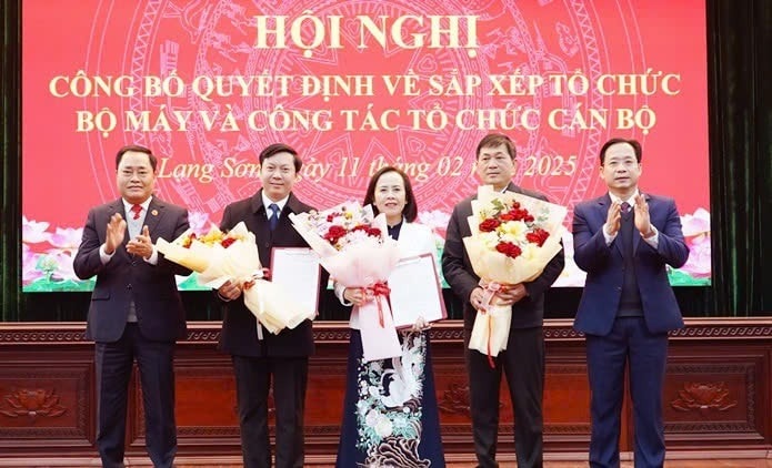 Bí thư Tỉnh ủy Hoàng Văn Nghiệm và Chủ tịch UBND tỉnh Hồ Tiến Thiệu trao quyết định và tặng hoa chúc mừng lãnh đạo Đảng ủy các cơ quan Đảng tỉnh