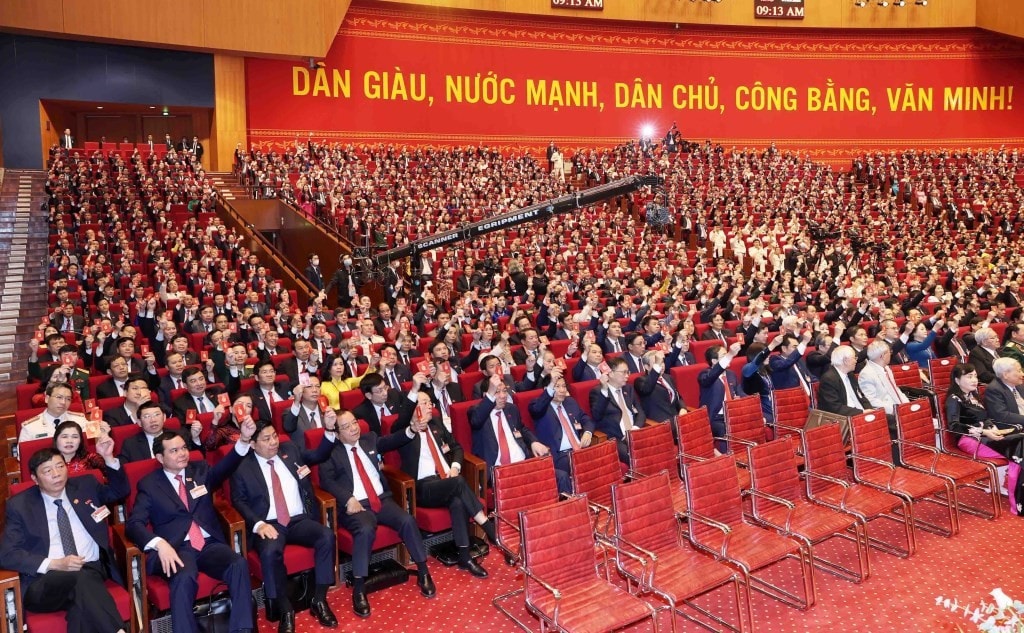 Các đại biểu biểu quyết, thông qua Nghị quyết Đại hội XIII của Đảng. Nguồn: daihoi13.dangcongsan.vn