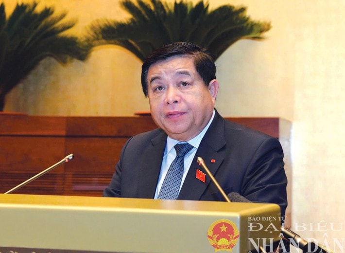 Minister of Planning and Investment Nguyen Chi Dung delivers a report on the revised 2025 socio-economic development plan. (Photo: Lam Hien) z6309849994829-ac3dd6e0d5e19daa6658c9e49d2c03ac.jpg