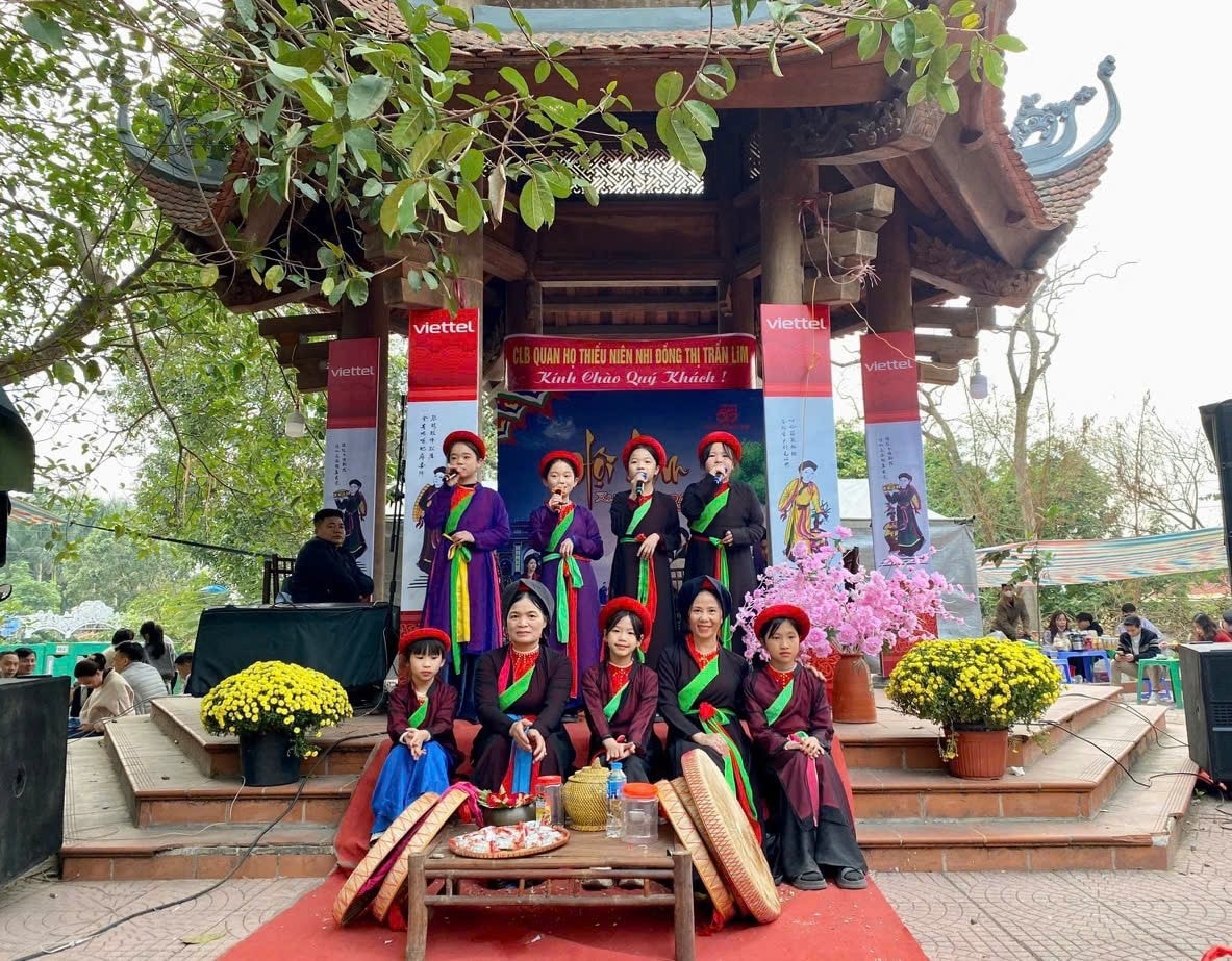 Câu lạc bộ Quan họ thiếu niên nhi đồng thị trấn Lim. Ảnh: CLB