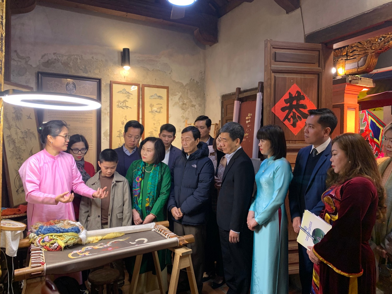 Nghệ sĩ Phạm Ngọc Trâm giới thiệu tấm thêu "Lưỡng long tranh châu" là thành quả thời gian lưu trú tại đình Tú Thị