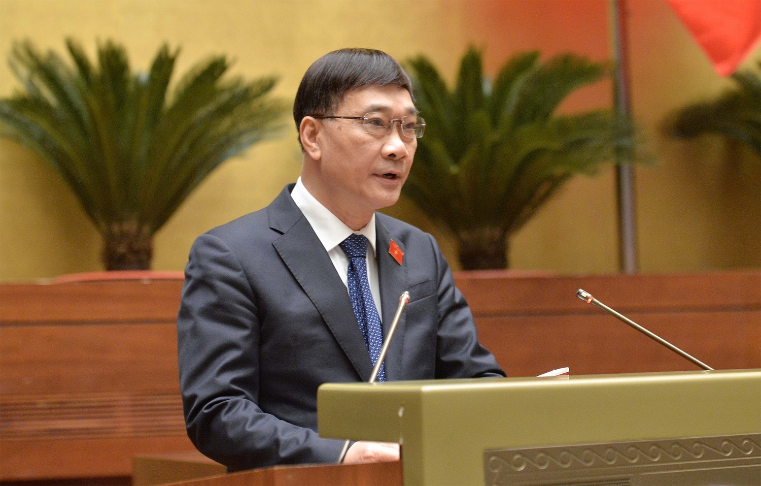 Chủ nhiệm Ủy ban Kinh tế Vũ Hồng Thanh trình bày Báo cáo thẩm tra. Ảnh: Hồ Long