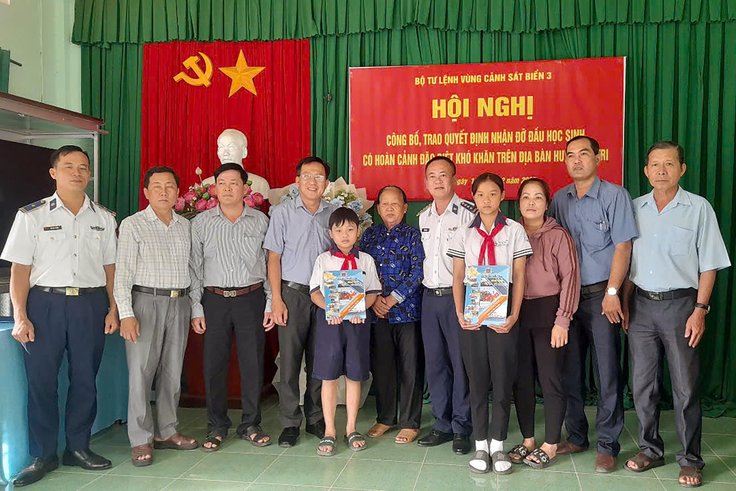 cac-dai-bieu-chup-anh-luu-niem.jpg