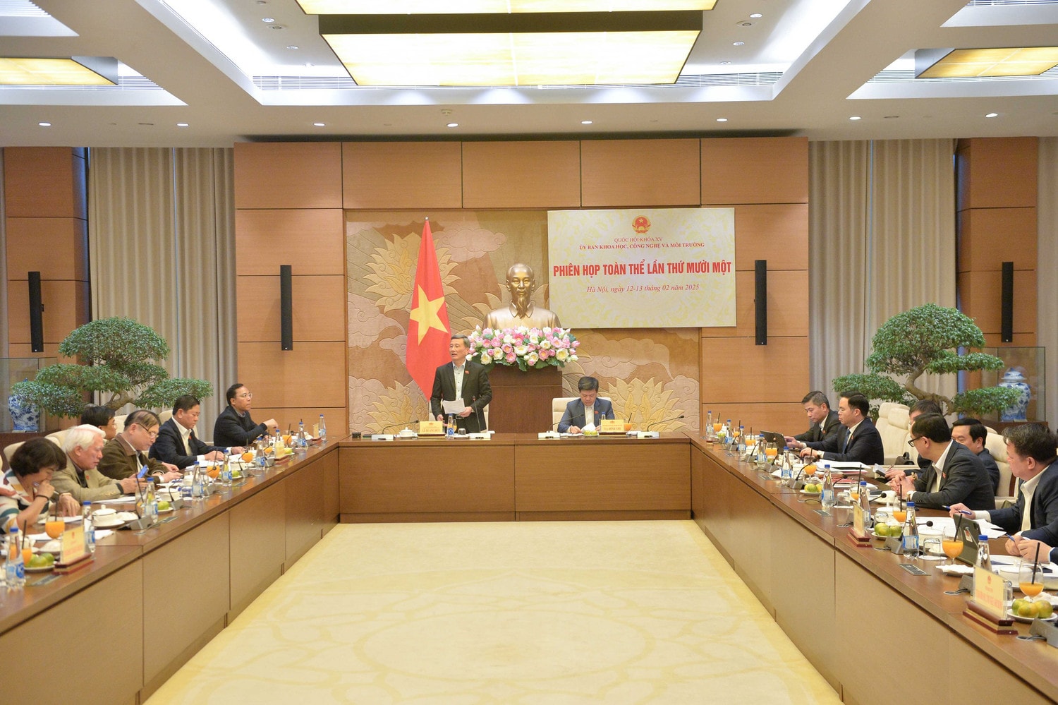 Quang cảnh phiên họp