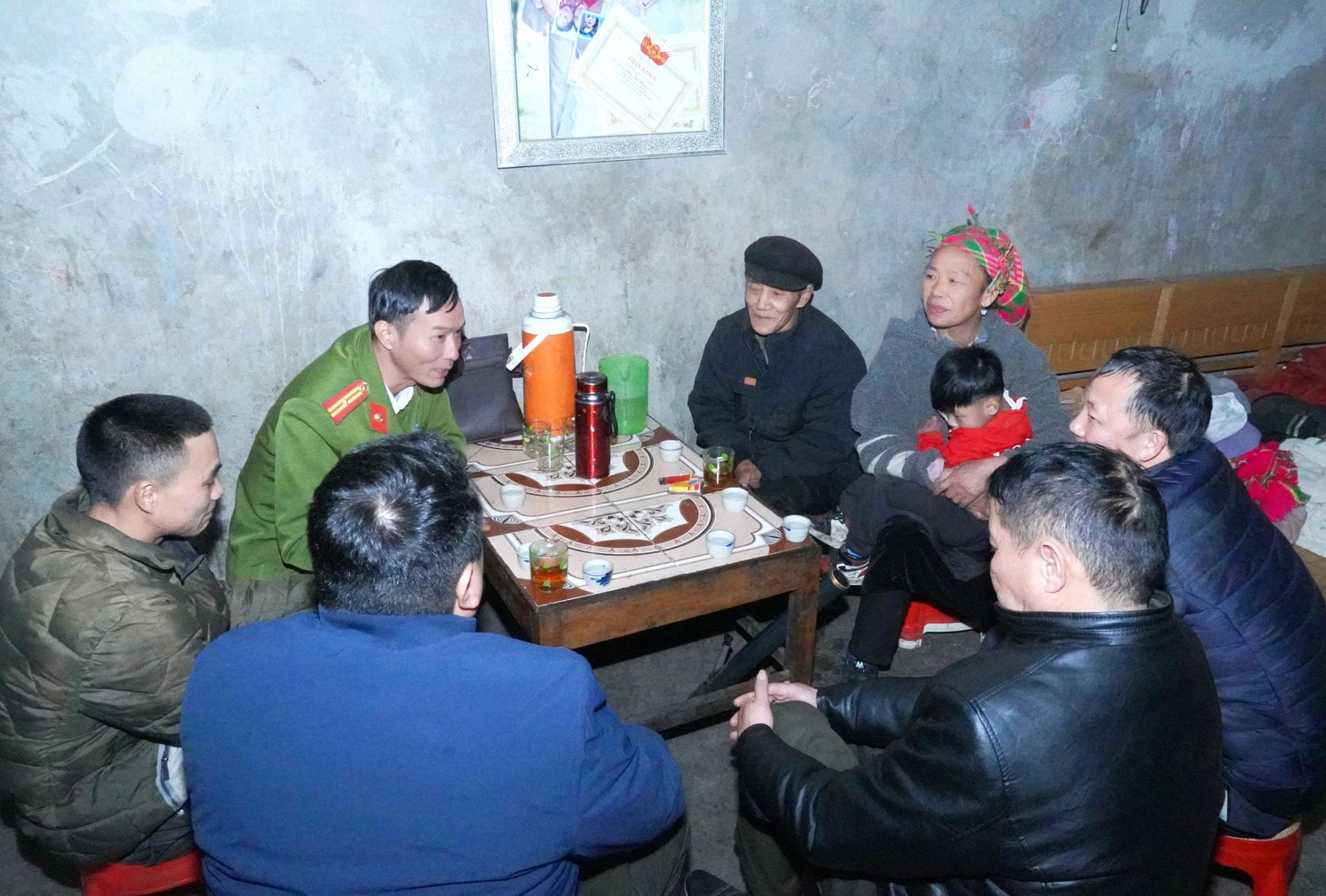 Công an xã Sủng Máng đến thăm hỏi động viên gia đình ông Phàn Vần Họ, thôn Sủng Quáng, xã Sủng Máng. Ảnh: Hà Linh
