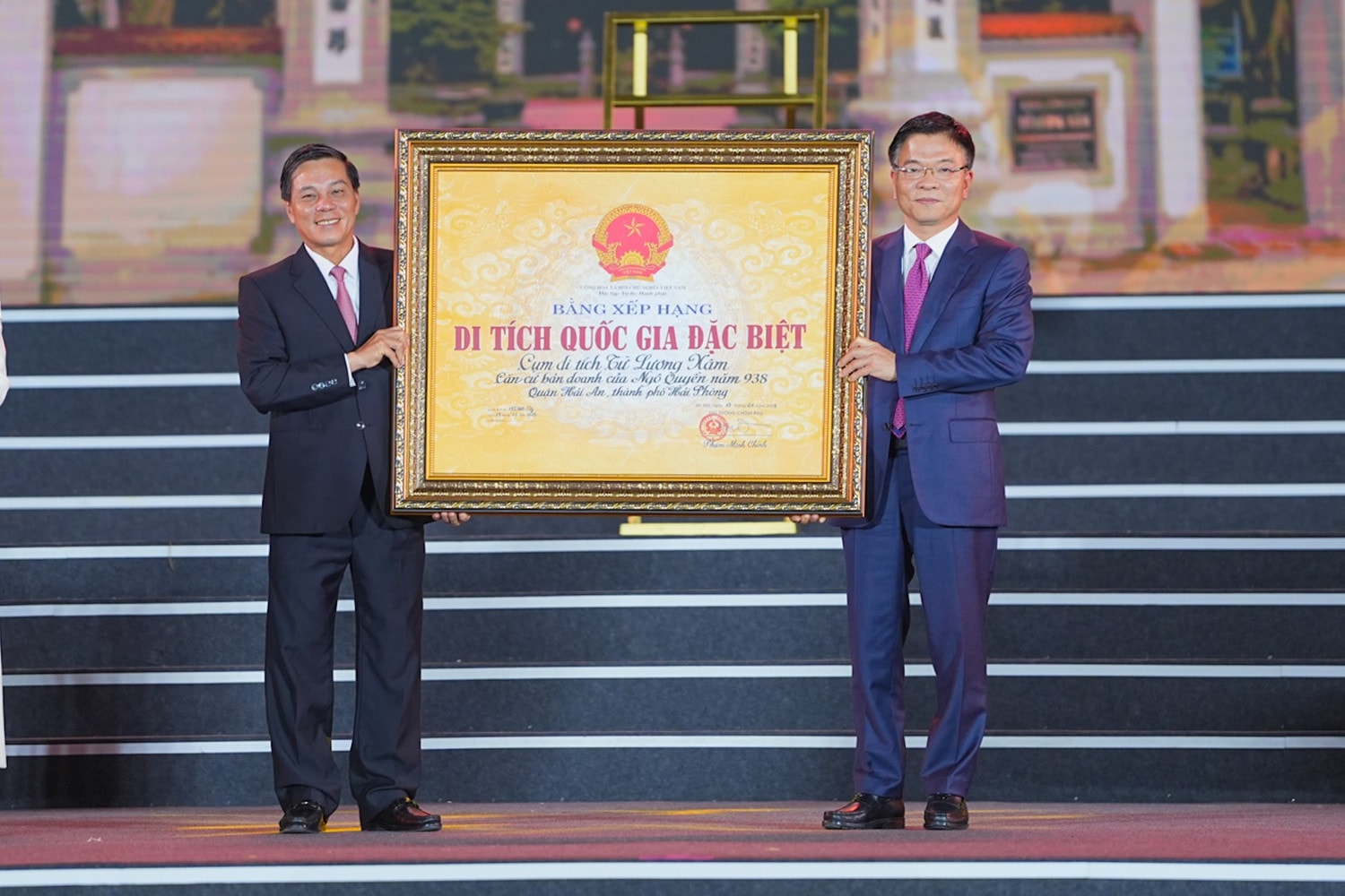 Phó Thủ tướng Lê Thành Long trao Bằng xếp hạng Di tích quốc gia đặc biệt Cụm di tích Từ Lương Xâm- Căn cứ bản doanh của Ngô Quyền năm 938 cho Chủ tịch UBND thành phố Nguyễn Văn Tùng. Ảnh: Đàm Thanh