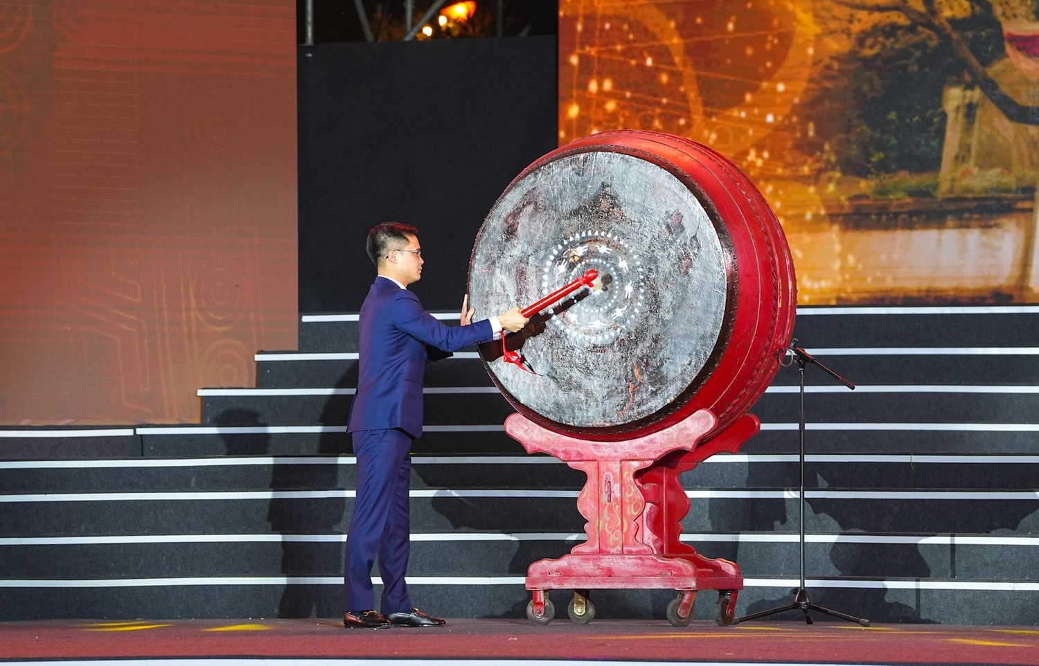 Chủ tịch UBND quận Hải An Nguyễn Anh Tuấn đánh trống khai mạc Lễ hội truyền thống Từ Lương Xâm năm 2025. Ảnh: Đàm Thanh