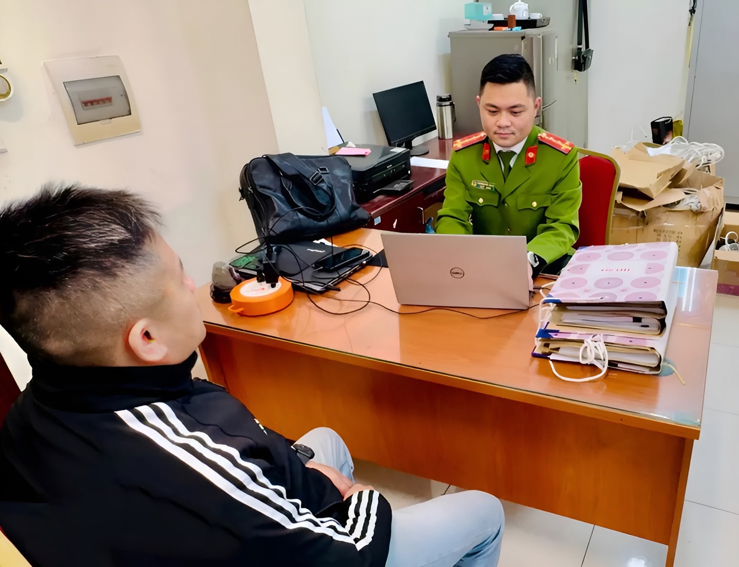 Thiếu tá Lê Quang Vượng (Đội Cảnh sát Hình sự Công an quận Hoàng Mai, thành phố Hà Nội) trong một lần đấu tranh với tội phạm. Ảnh: P.V
