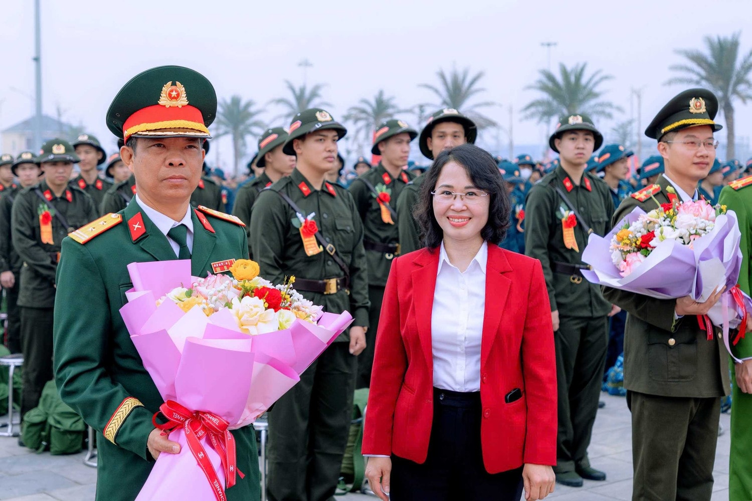 pho-bi-thu-thuong-truc-tinh-uy-chu-tich-hdnd-tinh-trinh-thi-minh-thanh-tang-hoa-chuc-mung-don-vi-nhan-quan.jpg